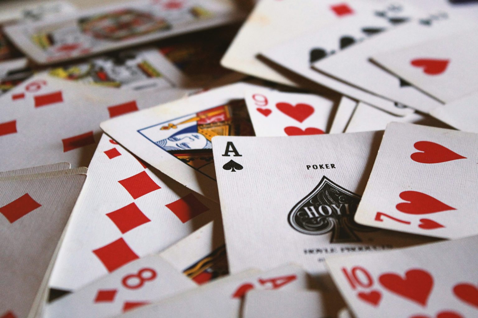Live Blackjack vs RNG Tables at Arab Online Casinos: Which Format Fits Your Playing Style?